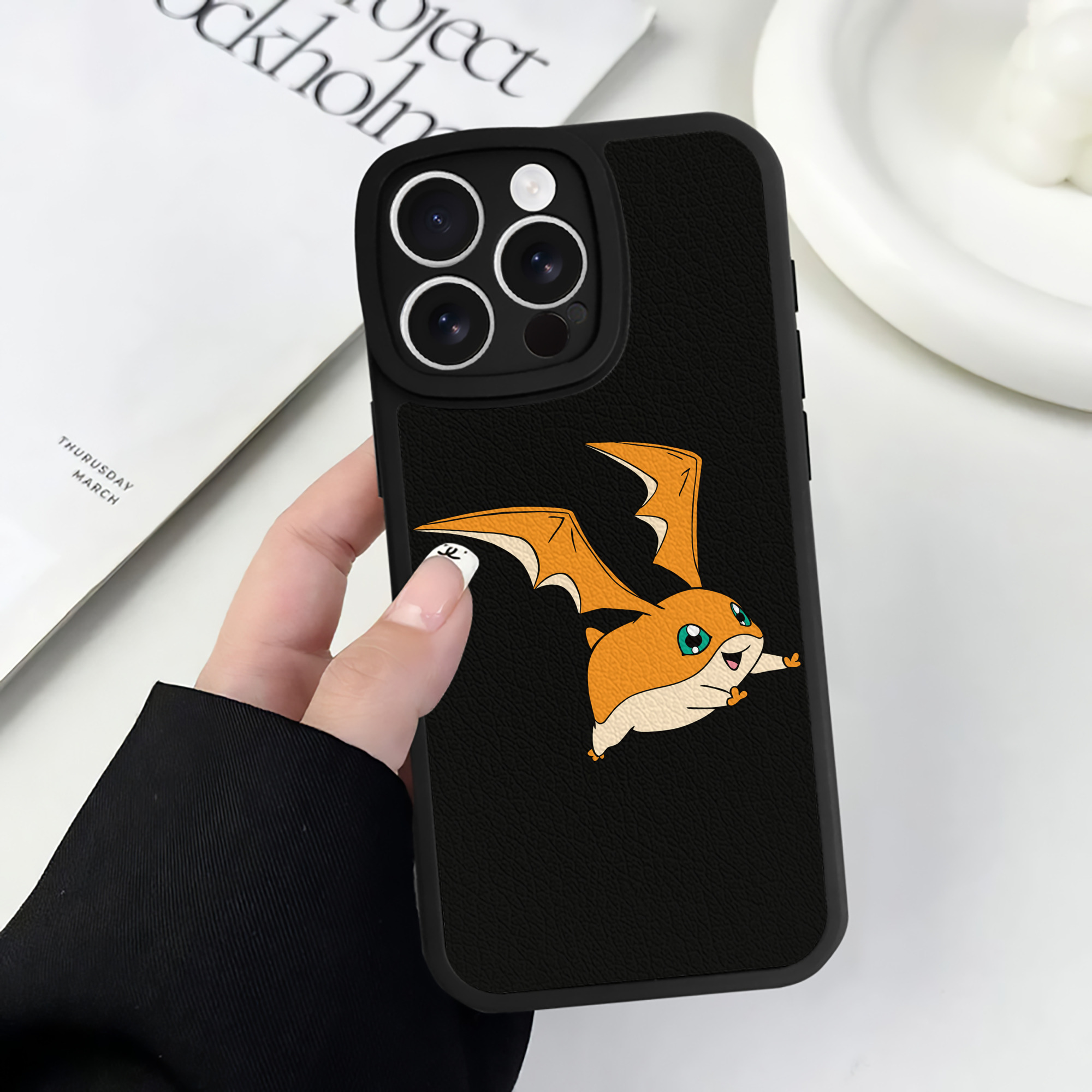 （画像用） Digimon デジタルモンスター/デジモン 【iPhone 16シリーズ対応】シリコンスマホケース（レザー調） 材質：シリコン